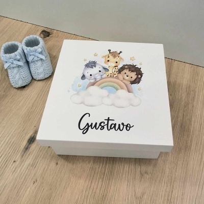 Caixa branca ilustrada com nome Gustavo ao lado de pantufas azuis de crochê