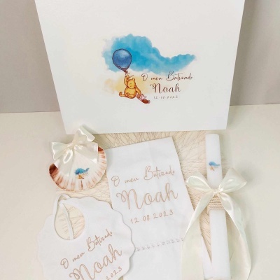 Conjunto de batizado com caixa decorada, toalha, vela, babete e concha