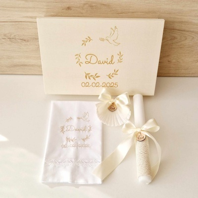 Conjunto de batismo com caixa personalizada, toalha bordada e vela com fita