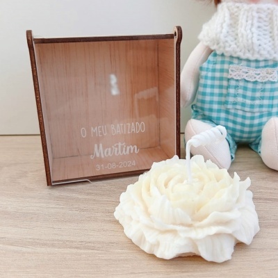 Vela em forma de flor branca com caixa de vidro gravada e brinquedo vestido de tecido azul e branco