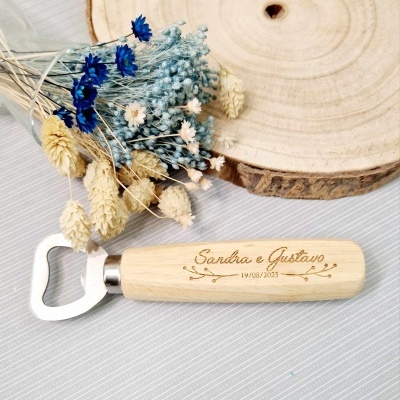 Abridor de garrafas com pega de madeira personalizada e flores secas