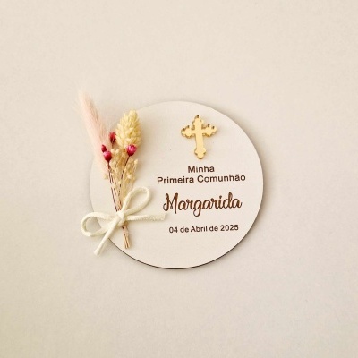 Convite redondo para primeira comunhão com cruz dourada e arranjo de flores secas