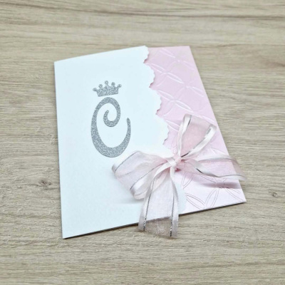 Convite ou cartão branco e rosa com laço de fita e símbolo prateado