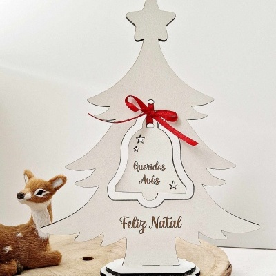 Árvore de Natal decorativa em madeira com texto 'Queridos Avós' e 'Feliz Natal' e laço vermelho