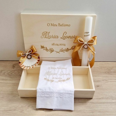 Conjunto de batismo com caixa de madeira, vela, sabonete e toalha branca com bordados dourados e laços dourados