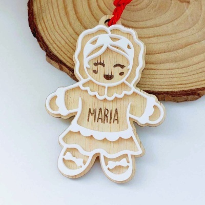 Pingente de madeira forma boneca com nome Maria e cordão vermelho