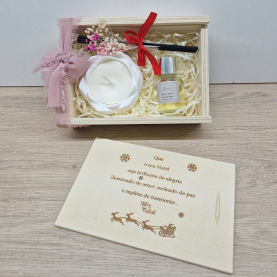 Conjunto de vela, difusor de fragrância e sticks aromáticos embalados em caixa de madeira decorada com laços e flores secas