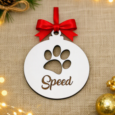 Ornamento de Natal redondo em madeira branca com laço vermelho e corte de pata com texto Speed