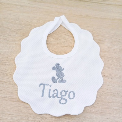 Babete de bebé branco com bordado cinzento 'Tiago' e silhueta de rato