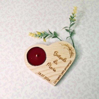Suporte de vela de madeira em forma de coração com vela vermelha e gravação para batizado