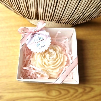 Caixa com vela em forma de flor e etiqueta personalizada
