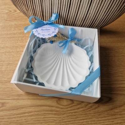 Concha decorativa branca em caixa com fita azul e etiqueta de data