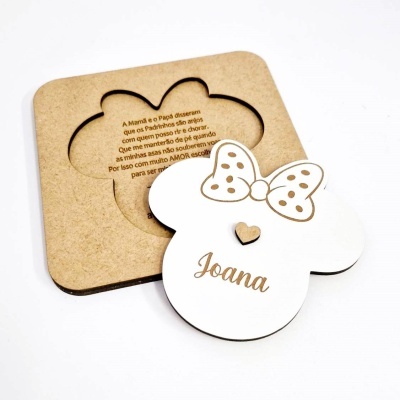 Placa decorativa de ursinho com laço e nome Joana em material branco e castanho claro