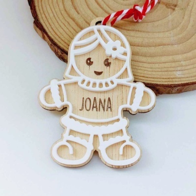 Enfeite de madeira em forma de boneca com detalhes brancos e nome Joana