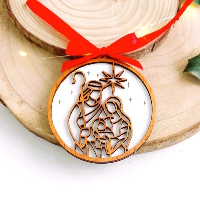 Anilha de madeira decorativa com fita vermelha e desenho da Sagrada Família