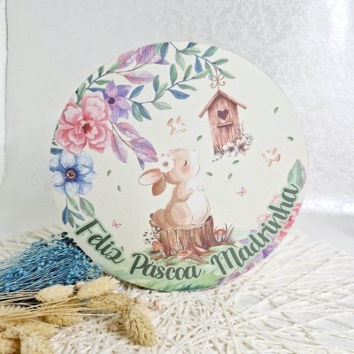 Placa decorativa redonda com coelho e flores e texto Feliz Páscoa Madrinha