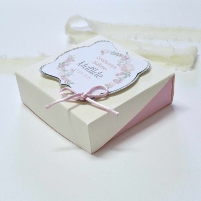 Caixa branca e rosa com etiqueta floral e laço cor-de-rosa