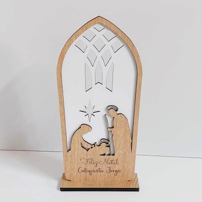 Presépio decorativo em madeira com figuras de Maria, José e Menino Jesus, texto Feliz Natal Catequista Jorge