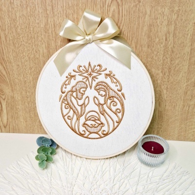 Quadro decorativo redondo com bordado natalício dourado e laço creme
