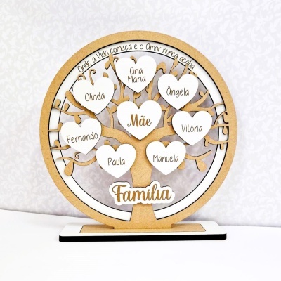 Árvore genealógica decorativa em madeira com corações brancos e nomes escritos
