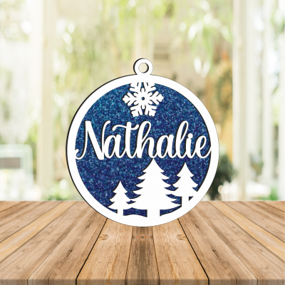 Decoração natalícia redonda em acrílico branco e azul glitter com nome Nathalie e motivos de Natal