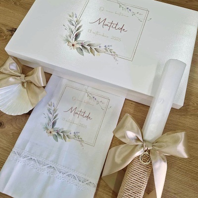 Conjunto de caixa, toalha, vela e concha decorativa com tema floral e texto 