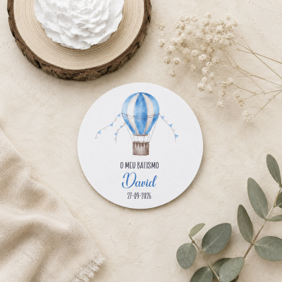 Convite de batismo redondo com balão azul e texto personalizado