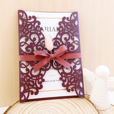 Convite decorativo roxo com laço rosa e figura de anjo branca ao lado