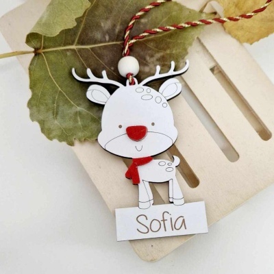 enfeite natalício de rena branca com nome Sofia em madeira e fio trançado vermelho e branco