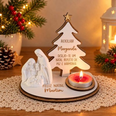 Decoração de Natal com árvore de madeira com texto, vela vermelha e presépio branco sobre base redonda