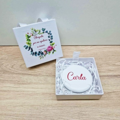 Caixa branca decorada com flores e espelho redondo branco com o nome Carla