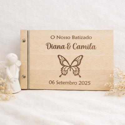 Livro de madeira com gravação para batizado, com anjo decorativo e flores secas