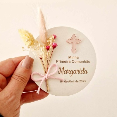 Etiqueta redonda branca com ramo seco e texto para primeira comunhão