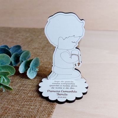 Figura decorativa de criança a rezar com terço e texto para primeira comunhão