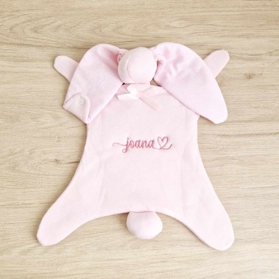 Manta de bebé cor-de-rosa em forma de coelho com nome bordado