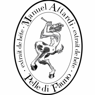 Selo oval preto e branco com sátiro tocando flauta e texto Manuel Attardi extrait de bête Pelle di Fauno