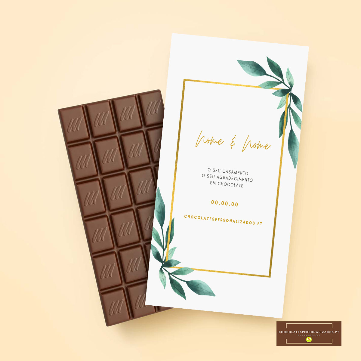 Barra de chocolate castanha com cartão branco decorado com folhas verdes e texto dourado