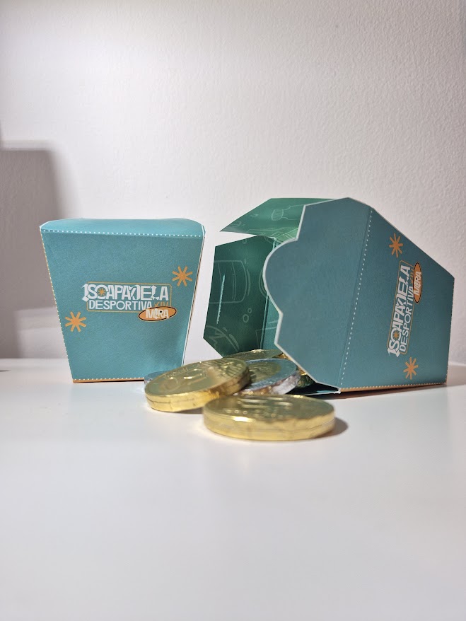 Frascos verdes de cartão com moedas de chocolate