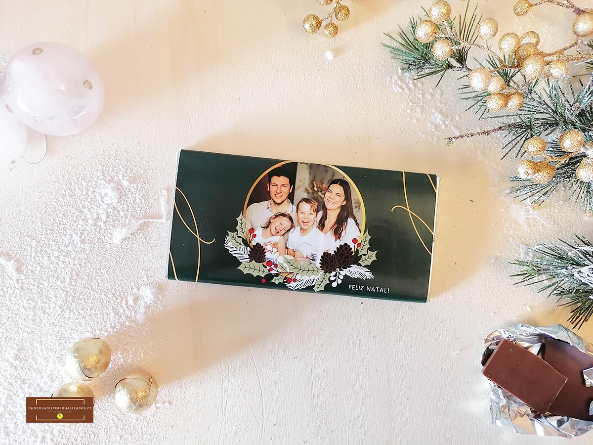 Caixa de chocolate verde com foto de família e decoração natalícia