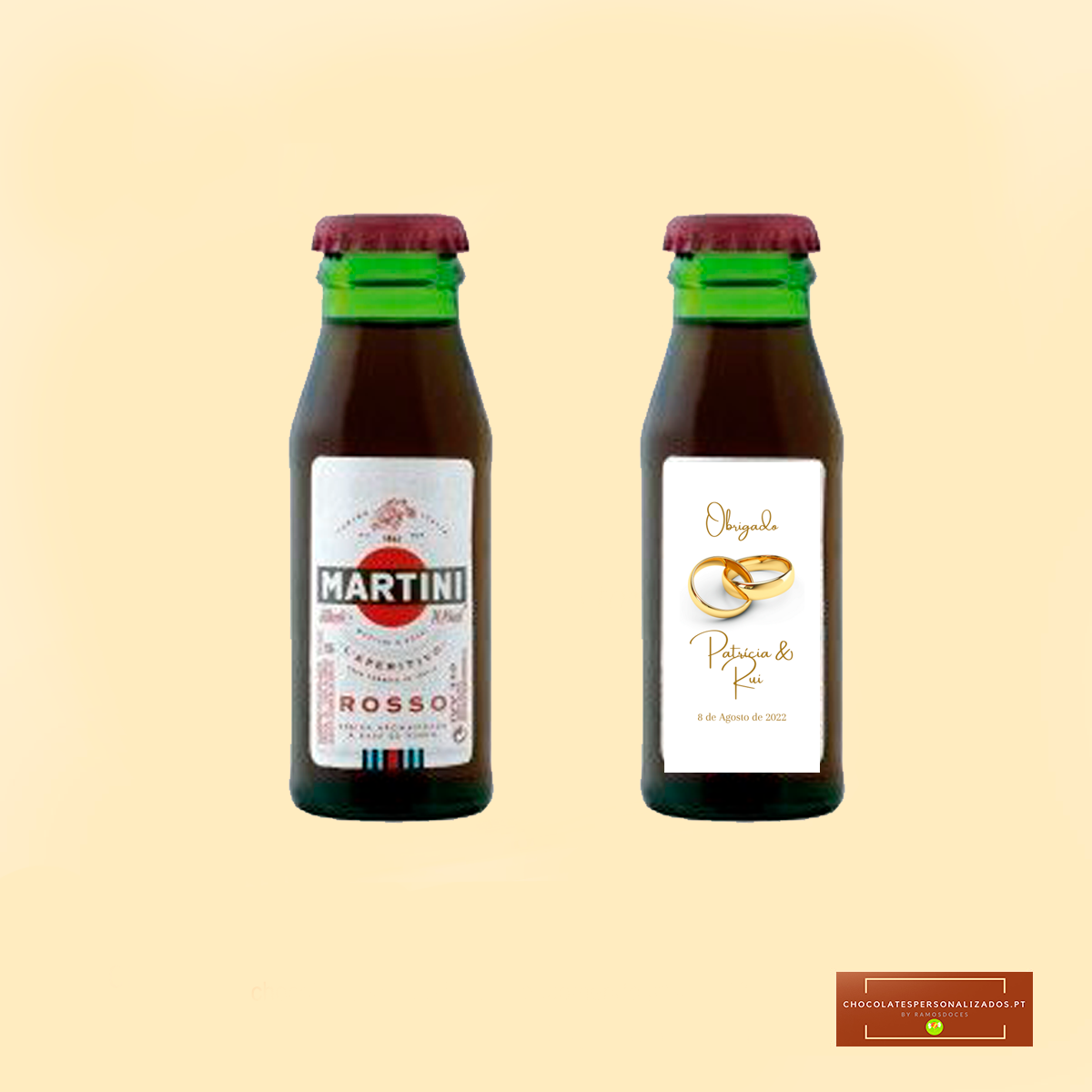 Duas garrafas pequenas de vidro verde com tampa vermelha e rótulos diferentes