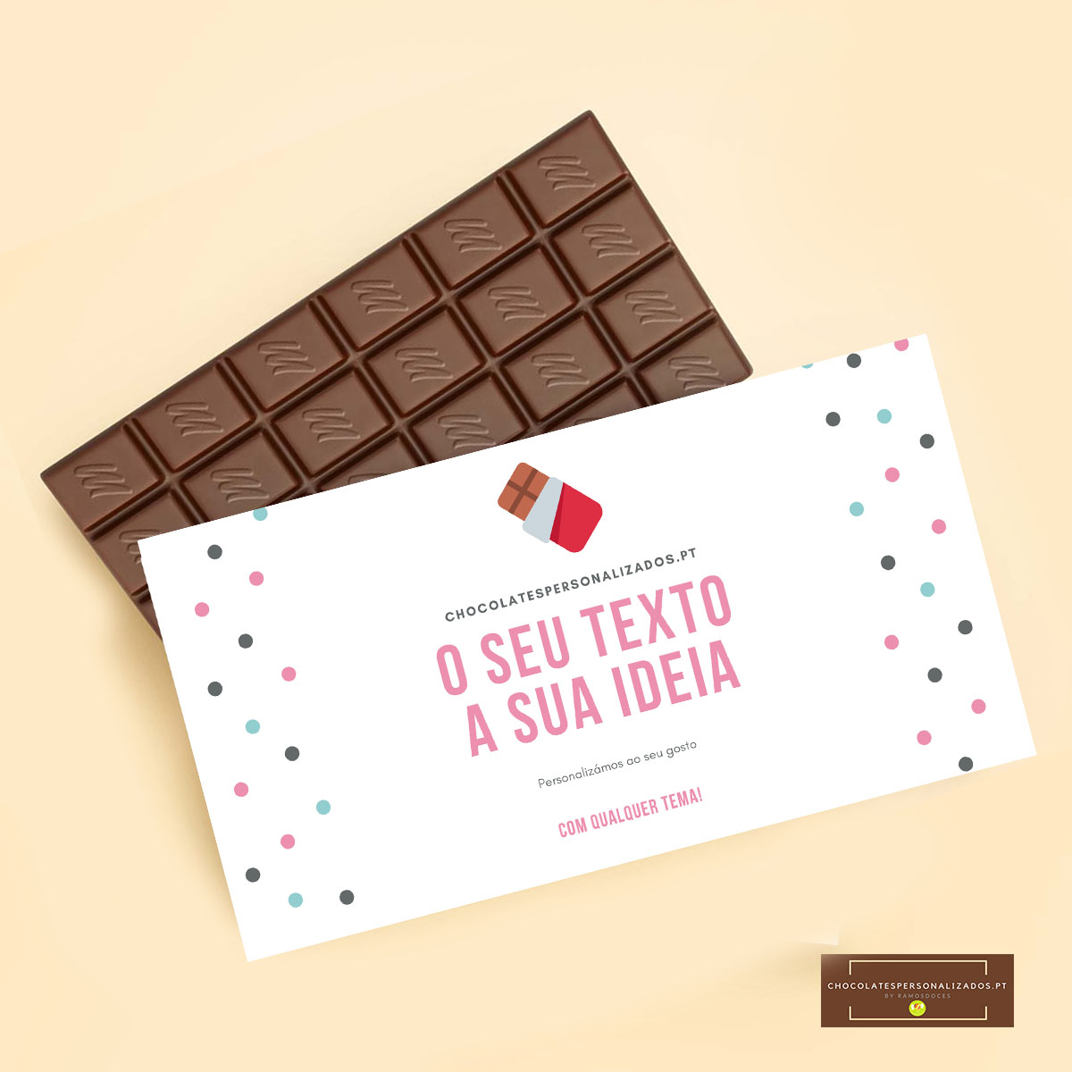 Barra de chocolate escuro com embalagem branca personalizada com texto em português