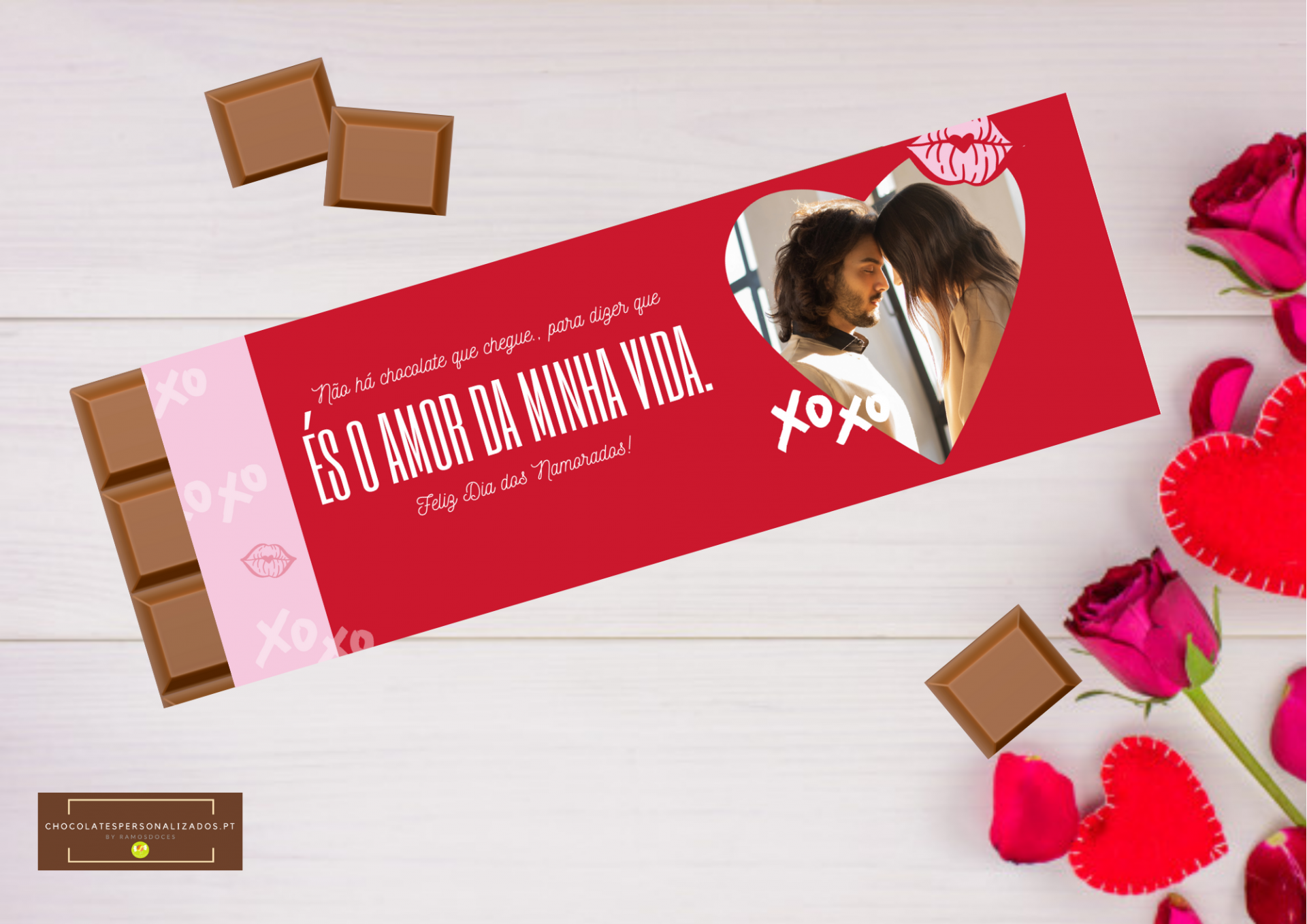 Barra de chocolate com embalagem vermelha e rosa com mensagem de amor e foto de casal em forma de coração