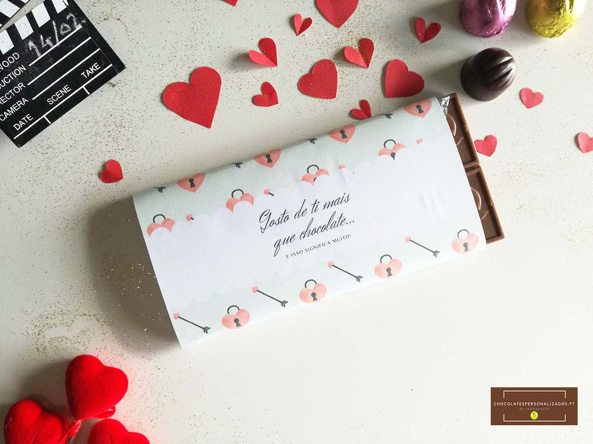 Barra de chocolate com embalagem floral e corações decorativos em fundo branco