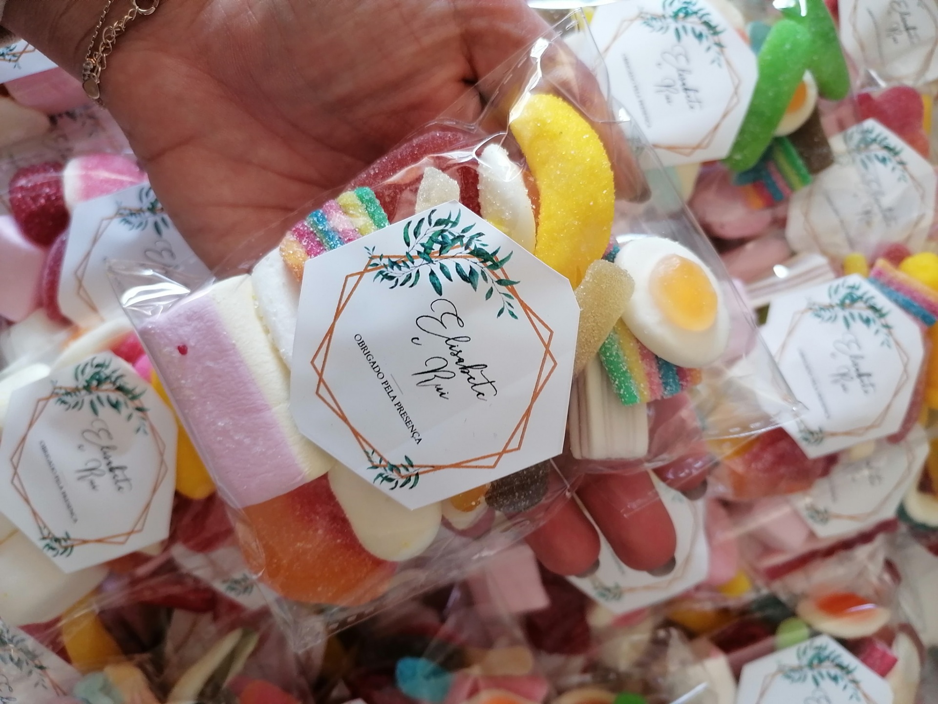 Pacote transparente de doces coloridos com etiqueta 'Esquilo de Ouro'