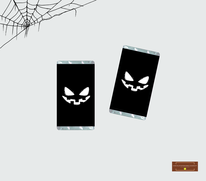 Dois telemóveis com telas pretas exibindo rostos de abóboras assustadoras brancas sobre fundo cinza com teia de aranha no canto