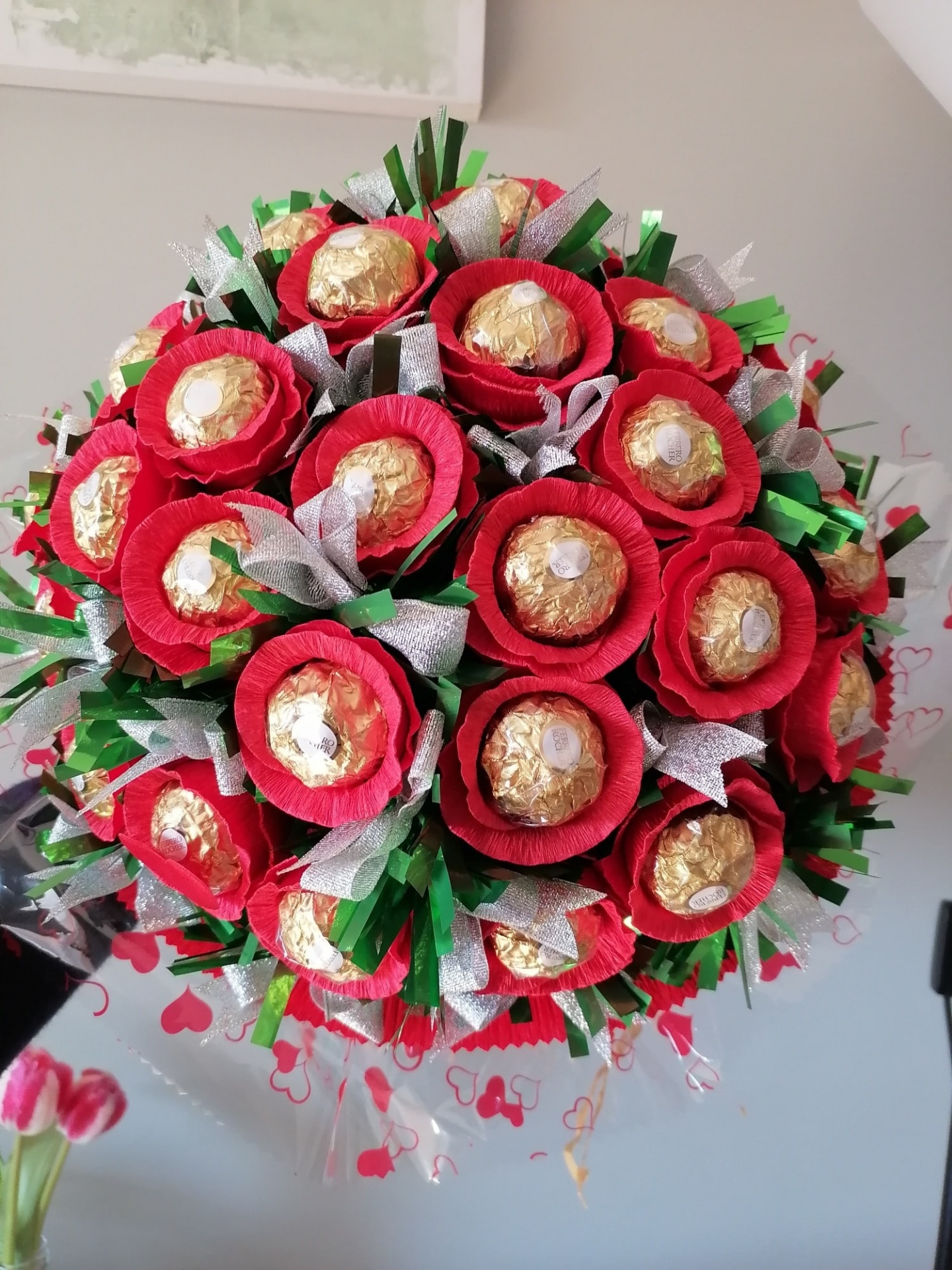 Bouquet de bombons Ferrero Rocher envoltos em papel colorido vermelho, verde e prateado