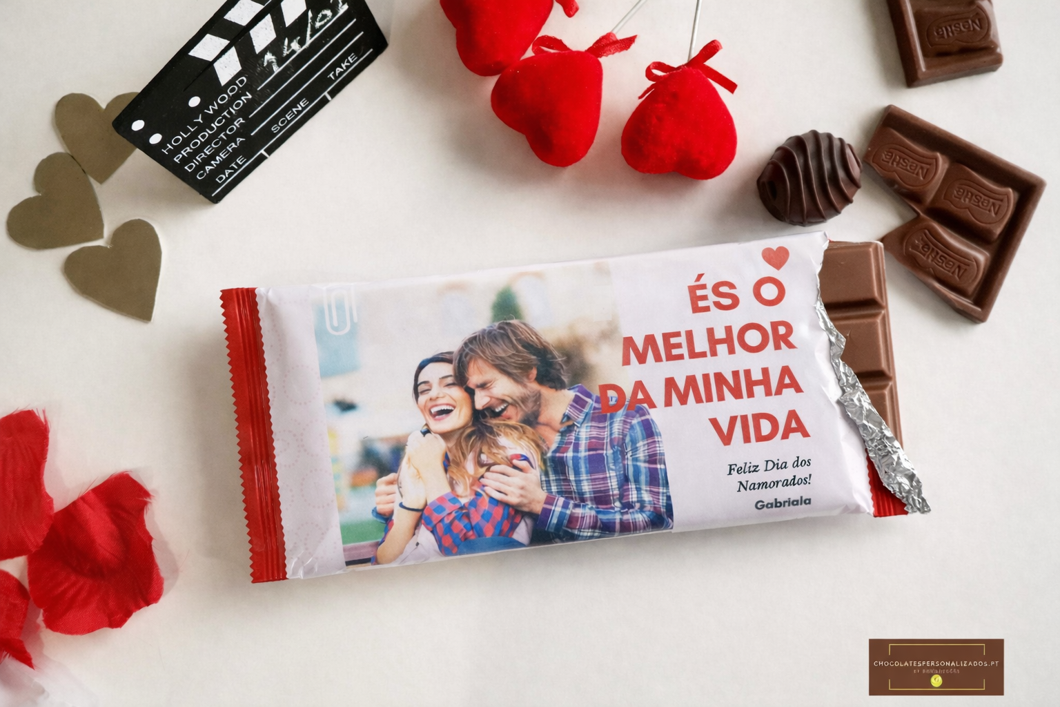 Barra de chocolate personalizada para Dia dos Namorados em embalagem branca e vermelha com foto e texto, decorada com corações e chocolates