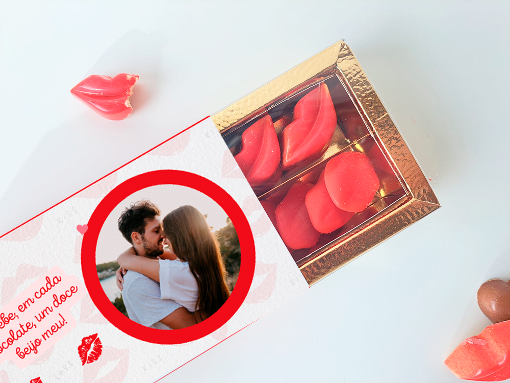 Caixa de chocolates em forma de lábios vermelhos com fotografia e mensagem em português na embalagem.