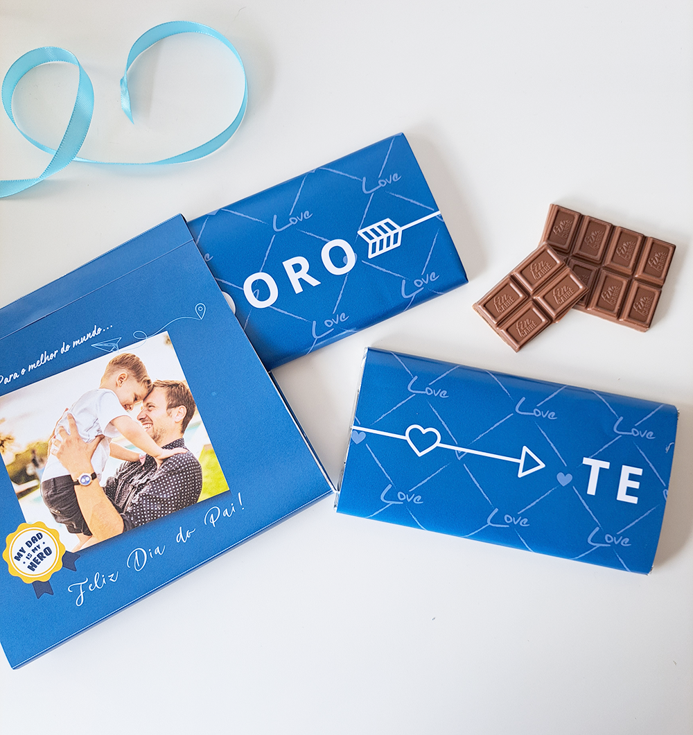 Embalagens de chocolate azuis e embalagem maior com fotografia e texto de Feliz Dia do Pai