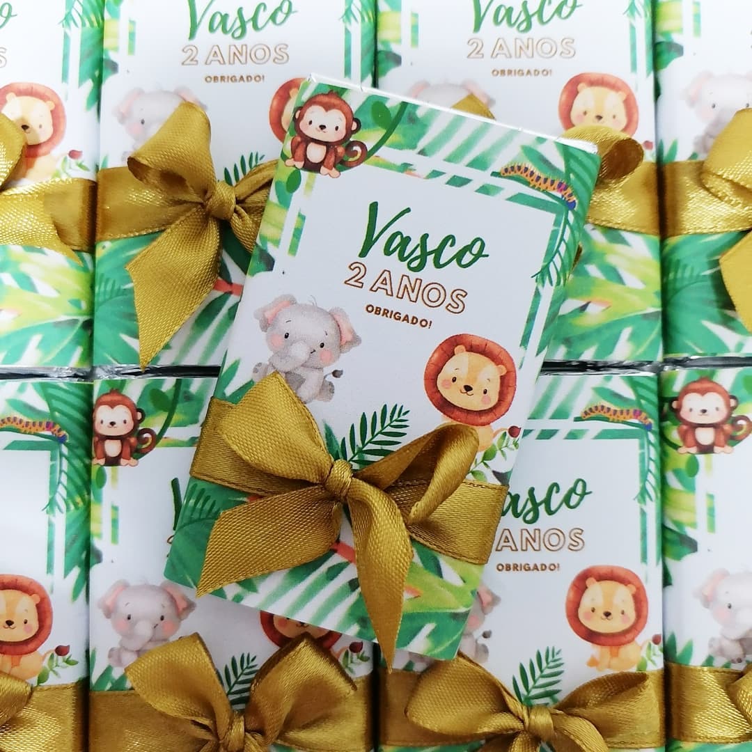 Chocolate embrulhado com etiqueta personalizada e laço dourado